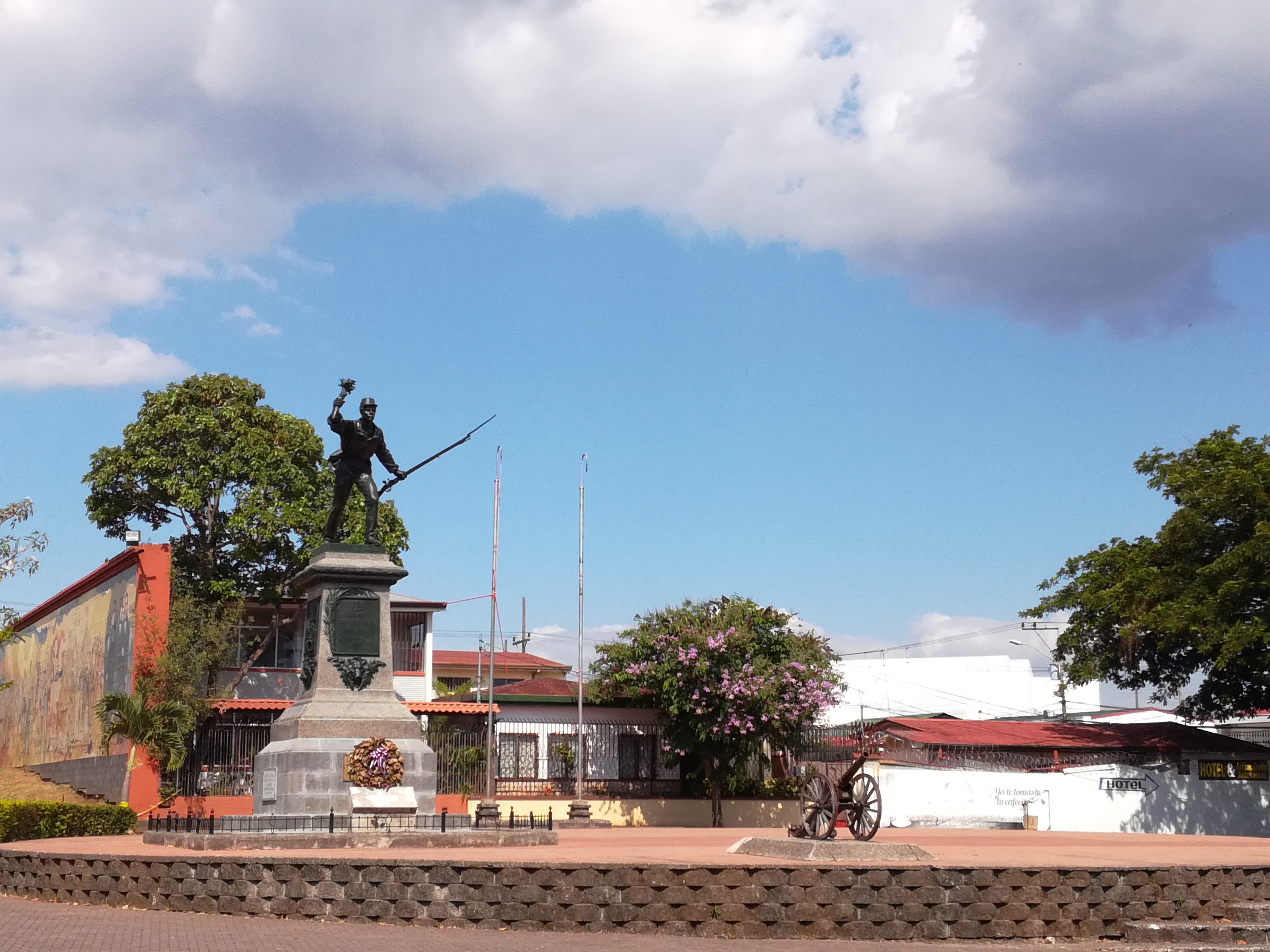 Statue de Juan Santamaria sur l'une des places centrales d'Alajuela au Costa Rica